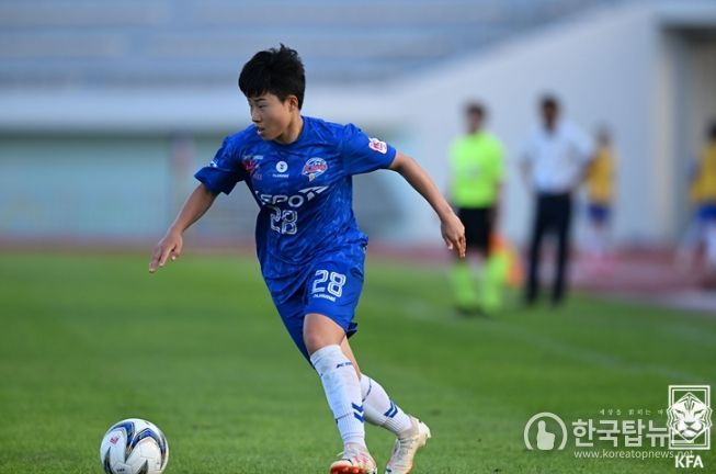 천가람(화천KSPO)이 한국여자축구연맹 시상식에서 신인상을 차지했다. 사진은 지난 8월 문경상무와의 WK리그 경기에 나선 천가람의 모습.