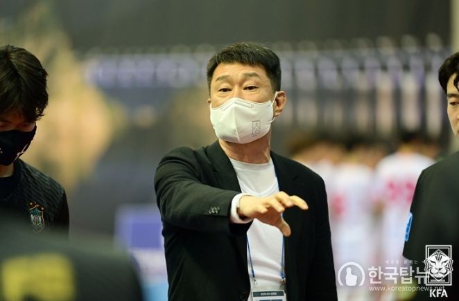 이창환 감독이 이끄는 풋살대표팀이 2024 AFC 풋살 아시안컵에서 C조에 편성됐다. 사진은 작년 FK리그에서 노원FS를 지휘하는 이창환 감독의 모습.