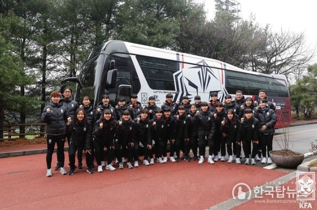 여자 U-20 대표팀이 2024 AFC U-20 여자 아시안컵 A조에 편성됐다. 사진은 지난달 우즈벡 원정 평가전 출국 전 파주NFC에서 촬영한 대표팀의 모습.