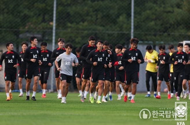 이재홍 코치(회색 유니폼)를 필두로 야외 훈련을 진행하고 있는 A대표팀의 모습.