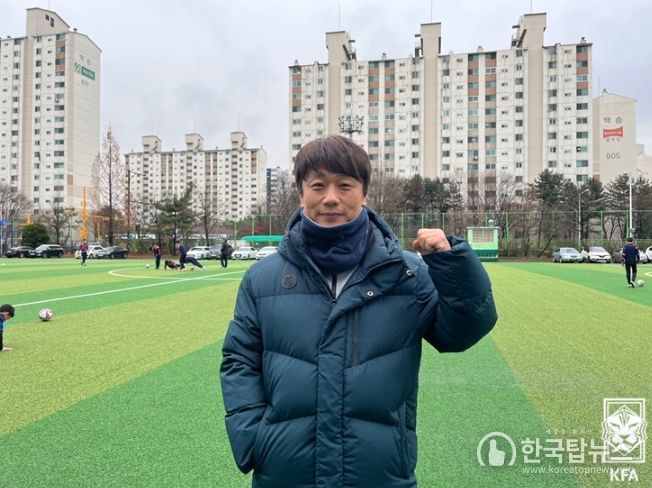 백마중에서만 27년간 몸 담고 있는 김진수 감독은 올해 팀의 창단 첫 전국대회 동반우승을 이끌었다.