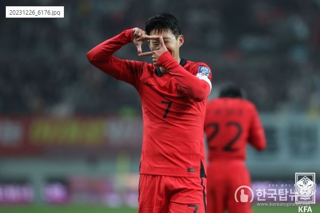 올해의 골로 뽑힌 싱가포르전 손흥민의 골 세레머니 장면.