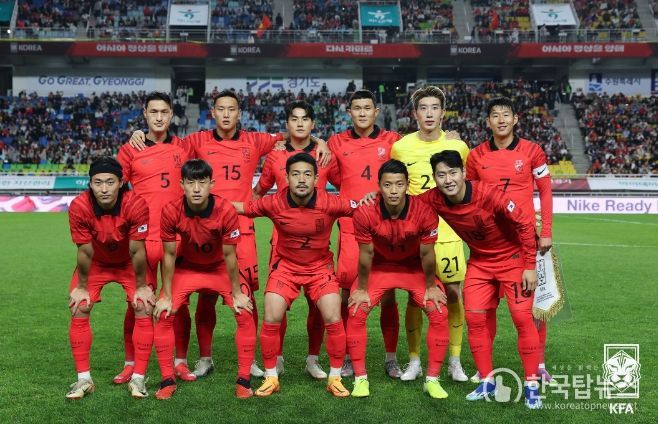 2023 AFC 아시안컵에 나설 남자 대표팀의 명단이 발표됐다. 사진은 지난 10월 베트남과의 경기에 선발로 나선 선수단의 모습.