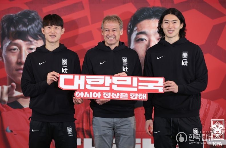 28일 서울 용산CGV에서 AFC 아시안컵 명단 발표회가 열렸다. 클린스만 감독과 이재성(왼쪽), 조규성이 명단 발표회에 참석해 포즈를 취하고 있는 모습.