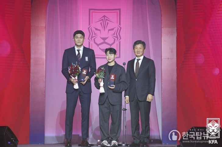 2023 KFA 시상식이 2일 개최됐다. 사진은 정몽규 대한축구협회장(오른쪽)과 올해의 선수상을 수상한 김민재(왼쪽), 천가람의 모습.