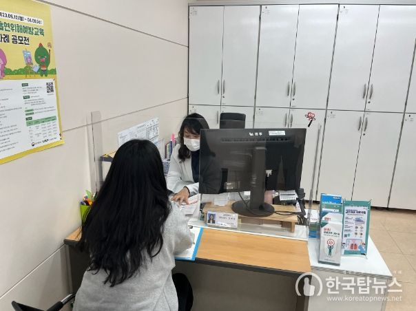 마포구 금연클리닉 금연상담사가 1대1 금연상담을 진행하고 있다