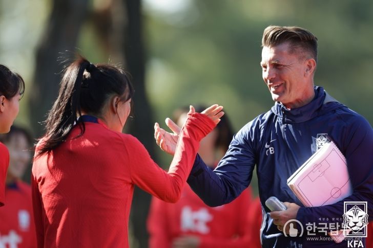 여자 A대표팀 콜린 벨 감독이 축구종합센터 건립기금 1천만원을 기부했다.