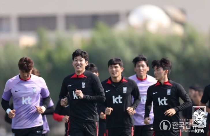 대표팀 선수들이 현지시간 11일 오전 조깅을 하며 몸을 풀고 있다.