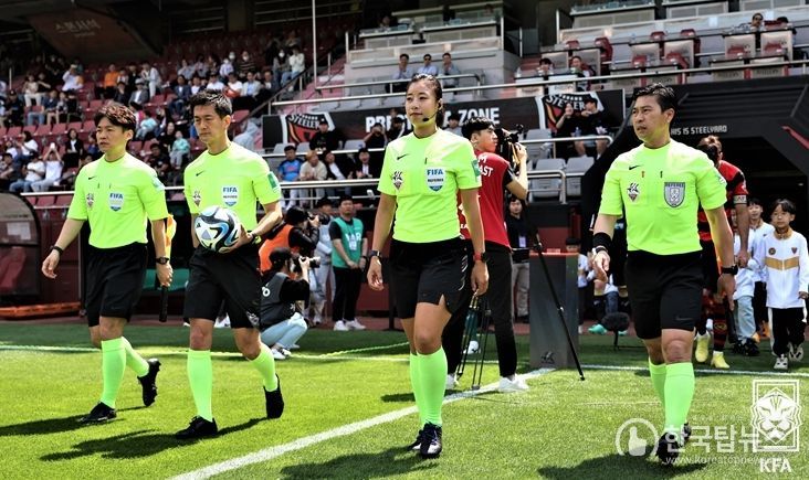 K리그 경기를 위해 입장하는 심판들 모습.