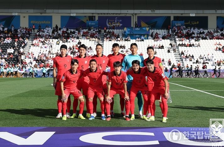 바레인과의 아시안컵 조별리그 첫 경기에 선발로 나선 선수단의 모습.