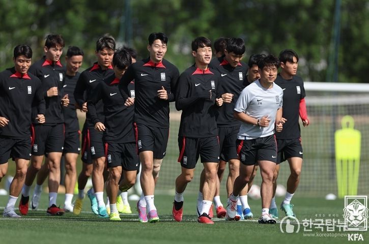 남자 축구 국가대표팀이 조깅을 하며 몸을 풀고 있다.
