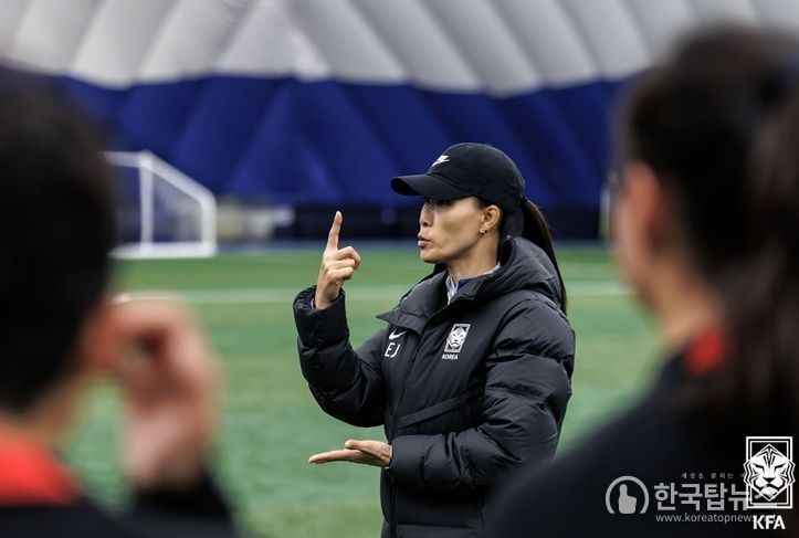 김은정 감독이 이끄는 여자 U-17 대표팀이 최근 포르투갈에서 열린 국제친선대회를 치르고 왔다. 사진은 작년 12월 경주 국내훈련 당시 김은정 감독의 모습.