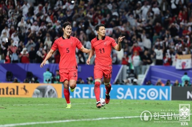 호주와의 아시안컵 8강에서 후반 종료 직전 황희찬(오른쪽)이 페널티킥으로 극적인 동점골 기록 후 기뻐하고 있다.