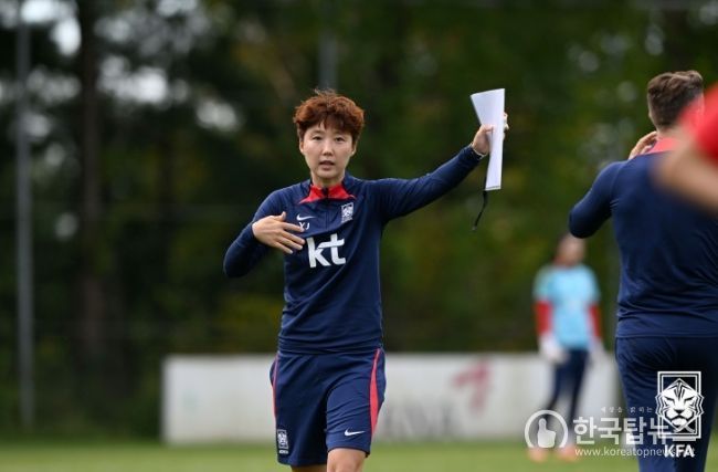 여자 U-20 대표팀을 이끌고 있는 박윤정 감독의 모습.