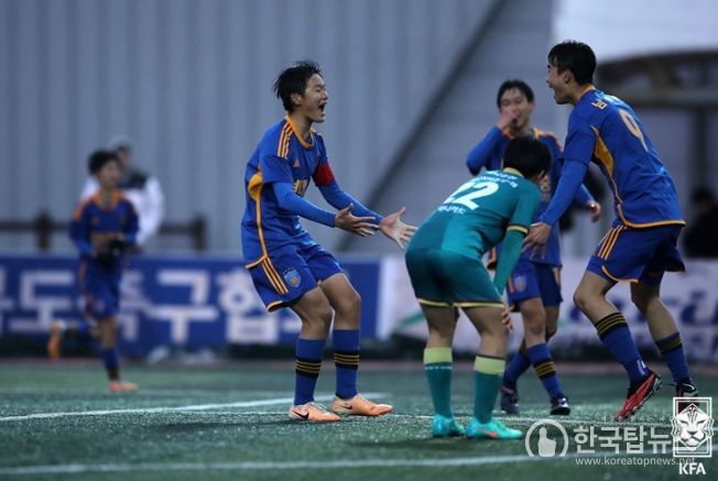 울산HD U15 선수들이 춘계중등대회 매화그룹 우승 확정 후 기뻐하고 있다.