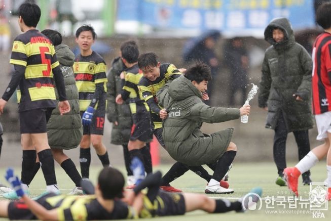 경북안동중 선수단이 춘계중등U15 축구대회 청룡그룹 우승을 확정 지은 순간이다.
