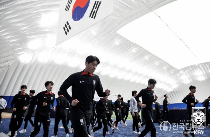 남자 U-16 대표팀 선수들이 지난달 경주 스마트에어돔에서 열린 소집훈련에서 몸을 풀고 있다.