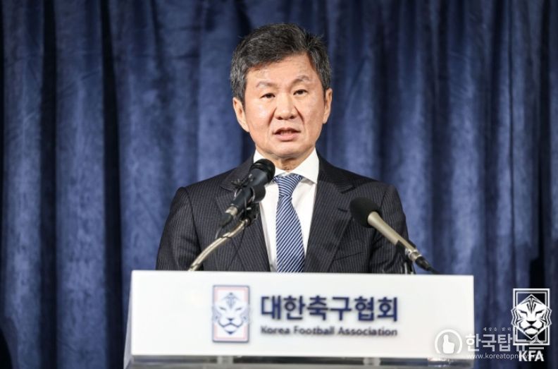 축구 국가대표팀 감독 교체 결정을 발표하는 정몽규 대한축구협회장.