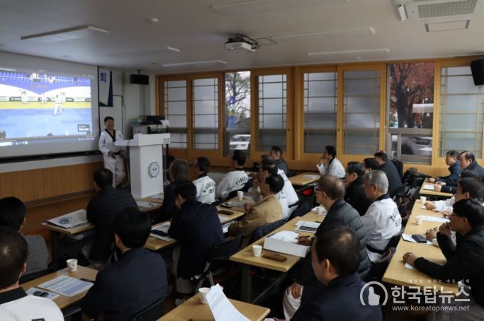 2월 19일(월) 국기원 강의실에서 고단자 심사평가위원이 실제 심사 응시자 영상을 보며 채점하고 있다.