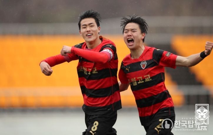 포철고 김명준(왼쪽)이 오산고와의 백운기 결승전에서 동점골을 터뜨린 뒤 골 세리머니를 하고 있다.