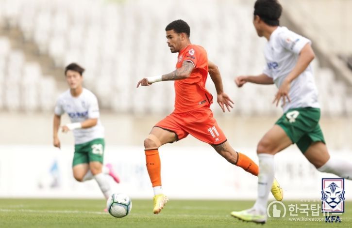 작년 우승팀 화성FC가 2024 K3리그 개막전을 승리로 장식했다. 사진은 지난해 경주한수원과의 리그 경기에서 뛰고 있는 화성 공격수 루안(가운데)의 모습.