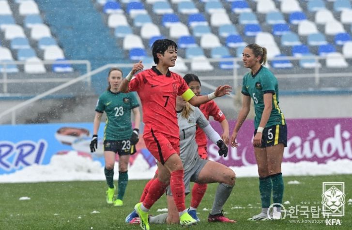 전유경이 호주와의 AFC U-20 여자 아시안컵 경기에서 선제골을 넣은 뒤 환호하고 있다.