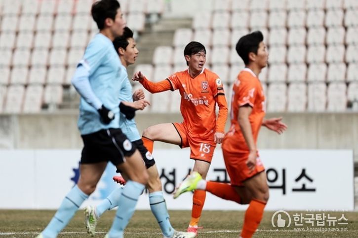 대구FC B팀과의 K3리그 개막전에서 슈팅을 시도하는 이승재(등번호 18)의 모습.
