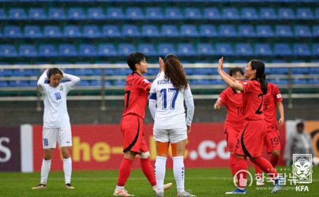 홍채빈(가운데)이 우즈베키스탄과 U-20 여자 아시안컵 조별리그 최종전에서 골을 넣은 뒤 동료와 함께 기뻐하고 있다. 홍채빈은 이날 해트트릭을 달성했다.