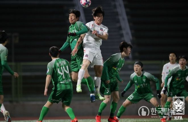 9일 효창운동장에서 열린 FC투게더(녹색 유니폼)와 거제시민축구단의 코리아컵 1라운드 경기 모습.