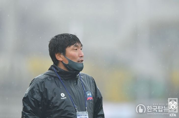 송홍섭 감독은 올 시즌 거제시민축구단의 사령탑에 올랐다. 사진은 2021년 거제 수석코치 시절 K4리그 경기에 나선 송 감독의 모습.
