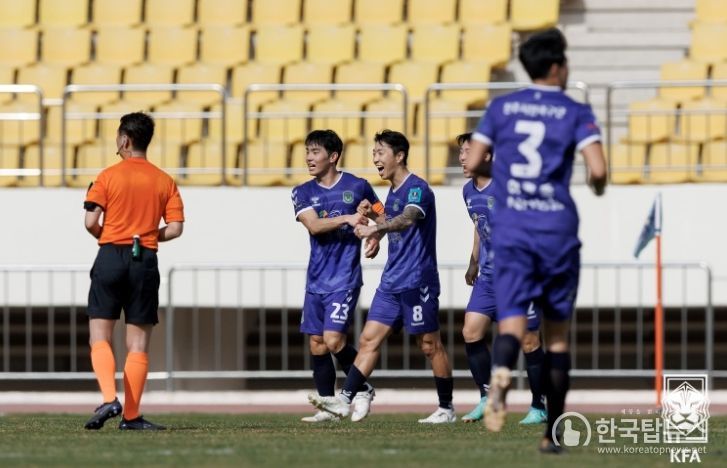 K4 진주시민축구단 공용훈(등번호 23번)이 K리그2 충남아산과의 코리아컵 2라운드 경기에서 골을 넣은 뒤 동료와 환호하고 있다.