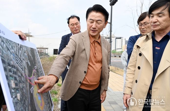 김동근 시장이 4월 5일 ‘민락~고산 연결도로 개설사업’ 현장을 방문해 현황을 파악하고 있다.