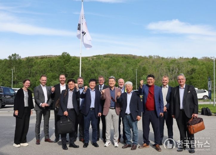 유럽을 방문 중인 포항시 대표단이 지난 23일 노르웨이 로르빅에 위치한 스마트양식 기업인 닐스윌릭슨 관계자들을 만나 기념촬영을 하고 있다.