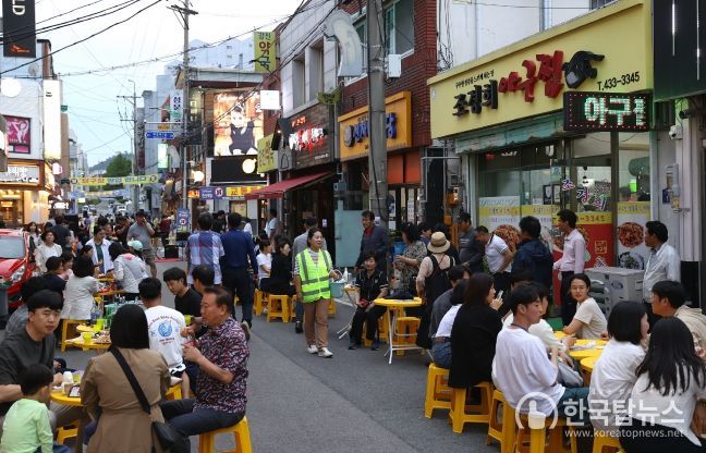 목야청청 첫 행사가 열린 30일, 강진읍 일원에서 주민들과 관광객들이 라이브 공연과 함께 즐거운 한때를 보내고 있다.