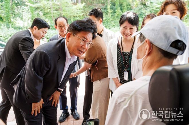 지난해 마포장애인종합복지관에서 열린 휠피 바자회에 참석해 구민과 인사를 나누는 박강수 구청장