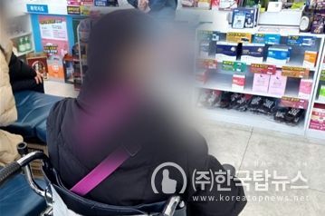 강화군 강화읍에 사는 B(55) 씨가 이윤경 강화종합재가센터 요양보호사와 약국을 방문해 차례를 기다리고 있다.