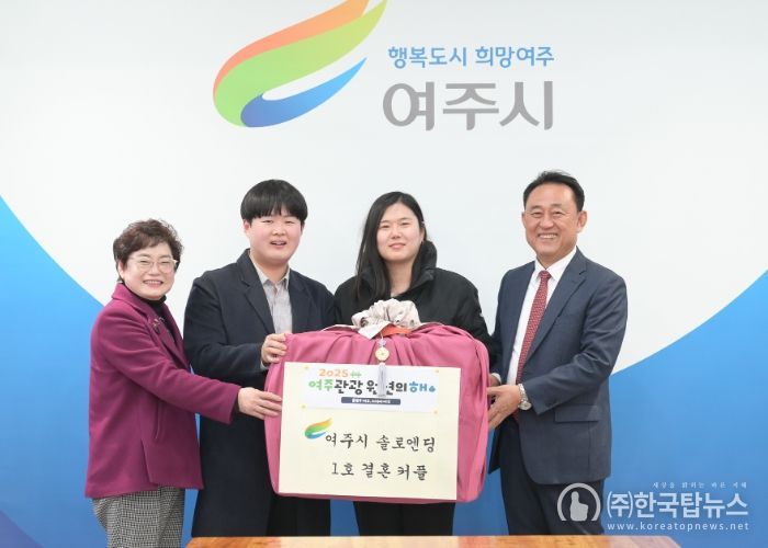 솔로엔딩의 결실! 첫 부부탄생에 시장 따뜻한 축하