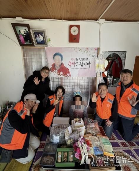 온양5동행복키움추진단, 독거노인 생신잔치 기념촬영