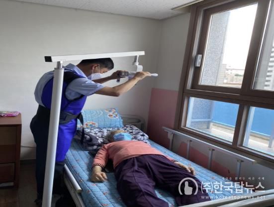노인복지시설에서 어르신이 결핵 검진을 받고 있다