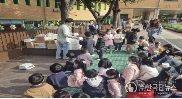 작년에 진행된 ‘찾아가는 금천 에코자원 교환샵’에서 아동들이 휴지를 받고 있다.