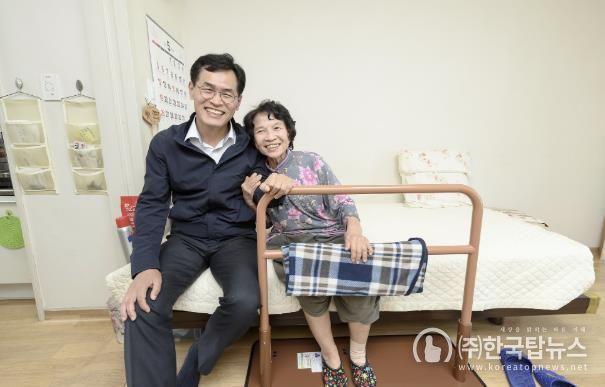 어르신 안심 주거환경 개선사업 대상 가구를 직접 방문해 낙상예방물품(침대 안전손잡이) 설치현황을 점검한 이기재 양천구청장