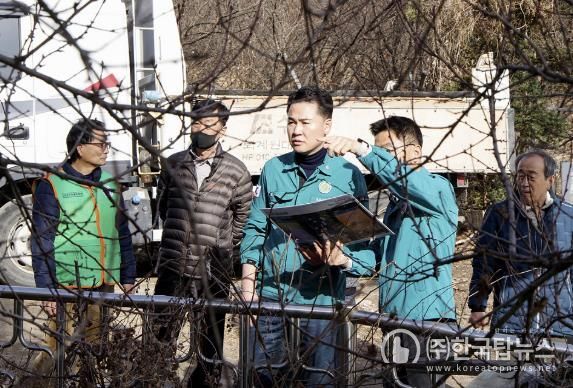 오언석 도봉구청장(가운데)이 사방사업이 예정돼있는 도봉동 산6-7번지를 방문해 공사 진행사항을 점검하고 있다