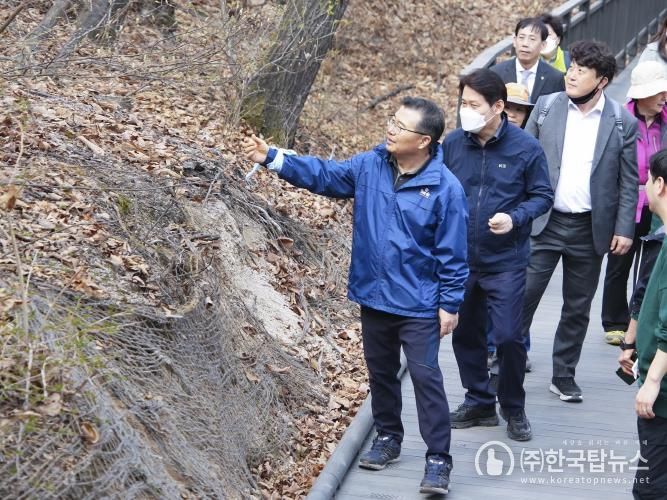 봉화산 동행길을 점검 중인 류경기 중랑구청장의 모습