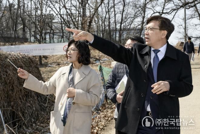 현근택 수원시 제2부시장이 경기생태마당 조성사업 현장을 둘러보고 있다