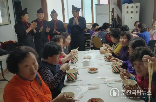 요리하는 청춘동아리(요청모 조천환 회장과 경로당 회원들)