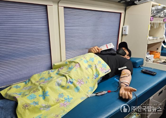 헌혈 캠페인에 참여하는 직원 모습