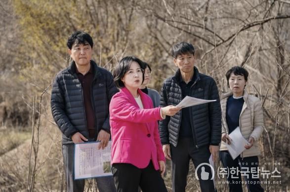 이수희 강동구청장이 암사초록길 진입도로를 점검하고 있다