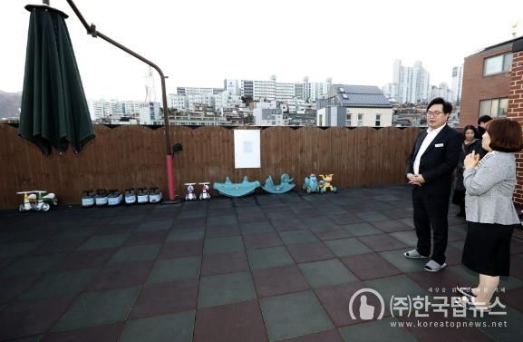지난 2월, 박일하 동작구청장이 구립 이수어린이집 시설을 둘러보고 있다.