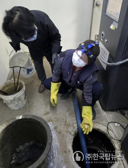 주택 정화조 청소 후 모기 유충구제를 투입하는 모습