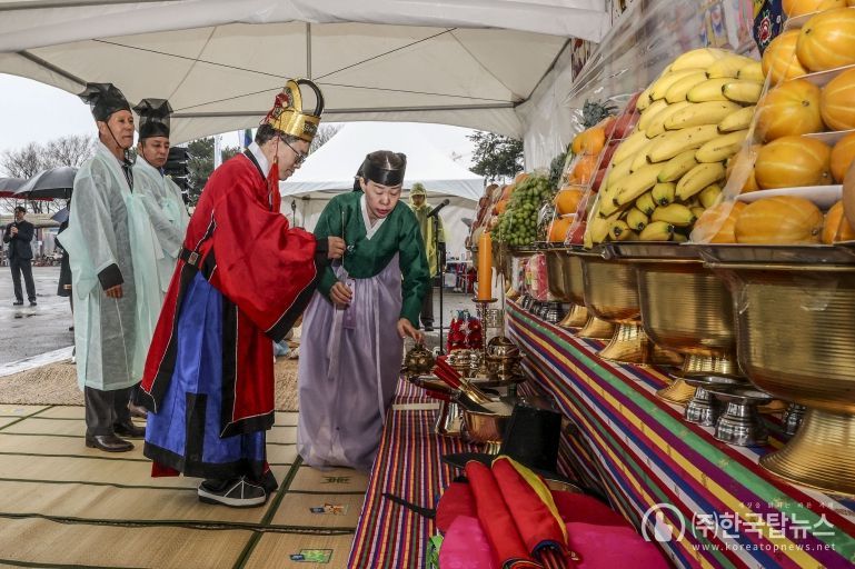 조승문 화성특례시 제2부시장이 5일 풍어제에 참석해 제례를 올리고 있다